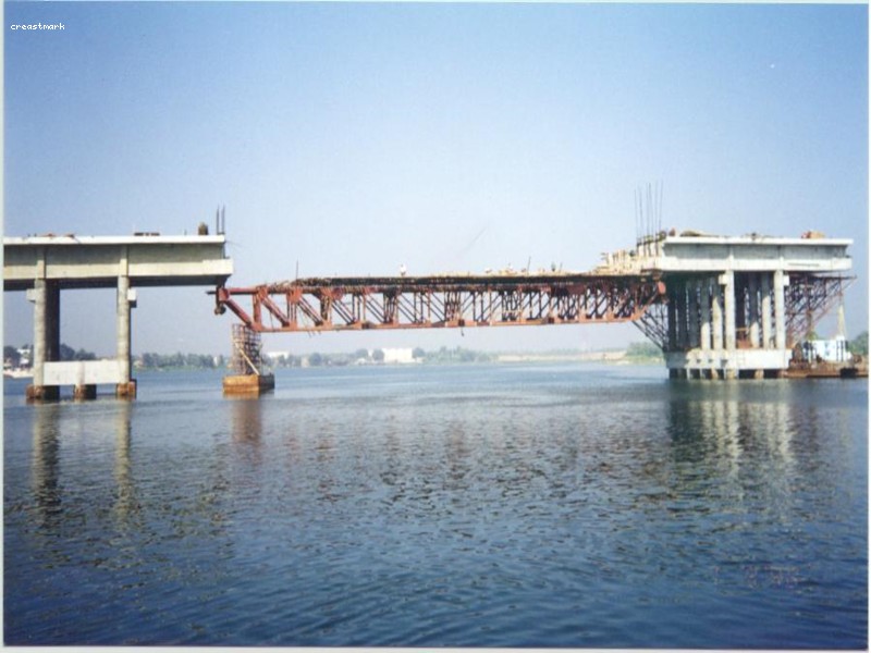 the-metal-truss-after-lifting